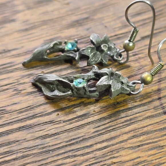 Vintage daffodil earrings with inset stone. - Picture 2 of 5